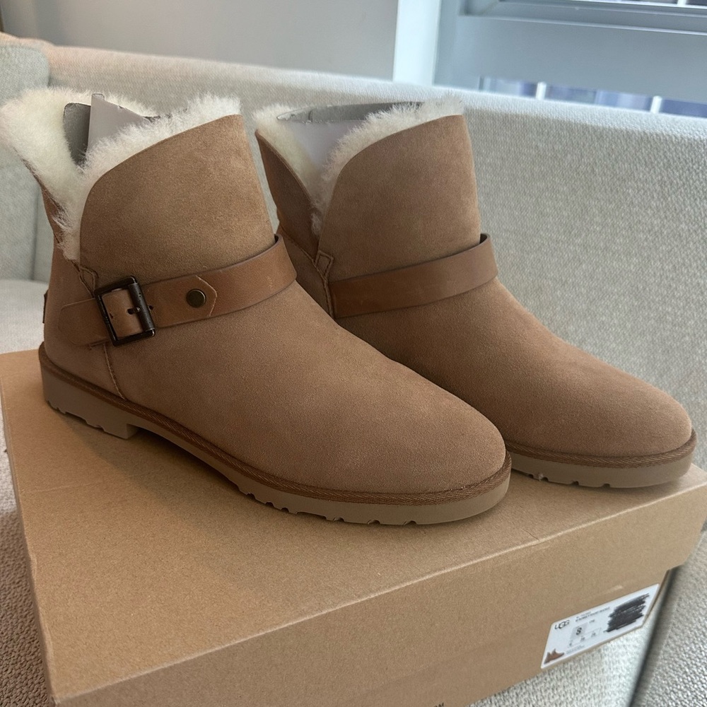 NWT UGG Romely Short w/Buckle